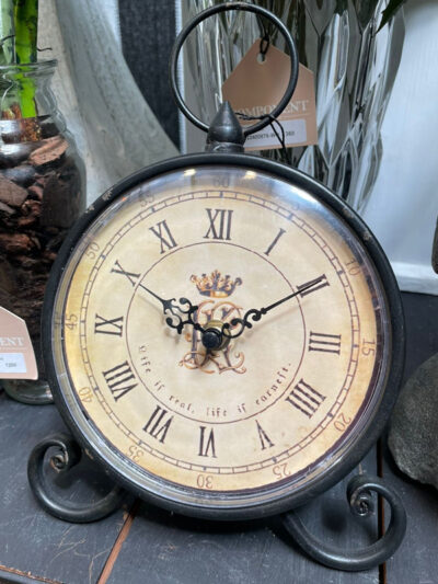 Reloj de mesa con patitas