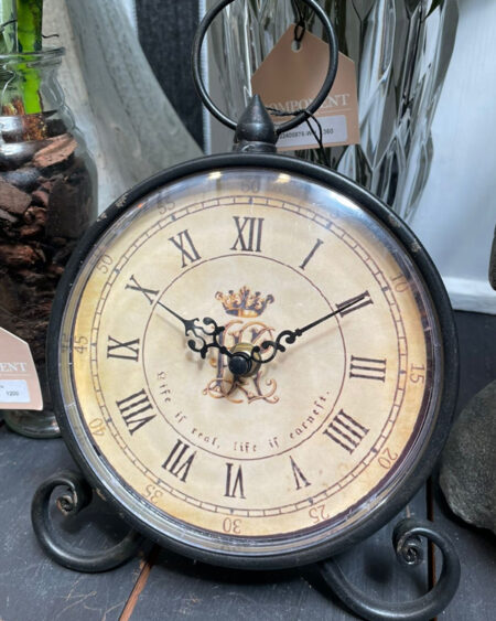 Reloj de mesa con patitas