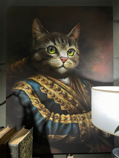 Cuadro gato gris y traje celeste y dorado