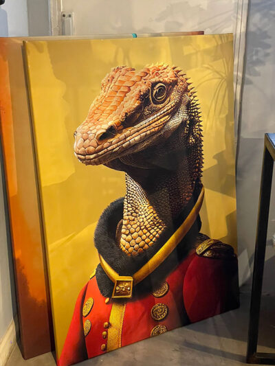 Cuadro reptil traje rojo