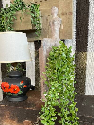 Plantero cuadrado dama sentada