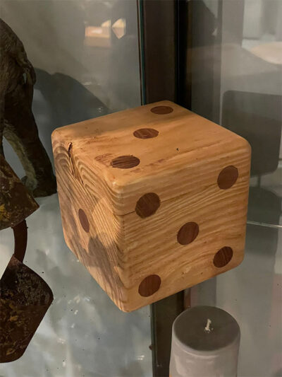 Dado de madera grande