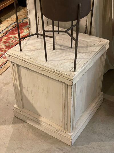 Pedestal cuadrado blanco