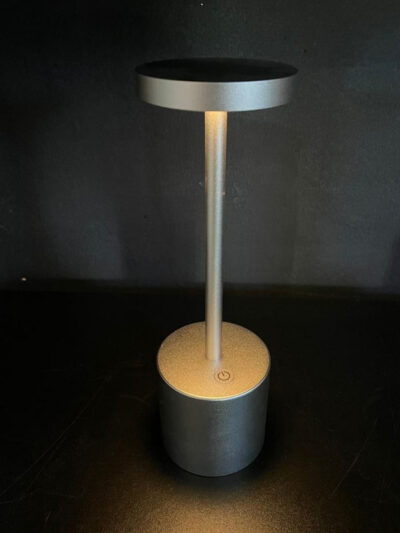 Lampara de mesa led plateada