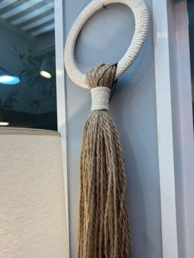 Argolla con yute para pared blanca