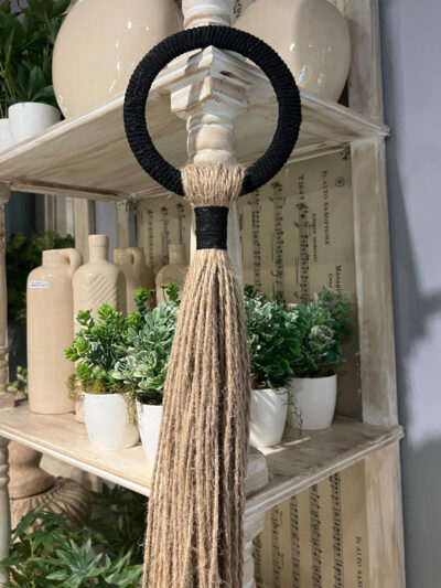 Argolla con yute para pared negra
