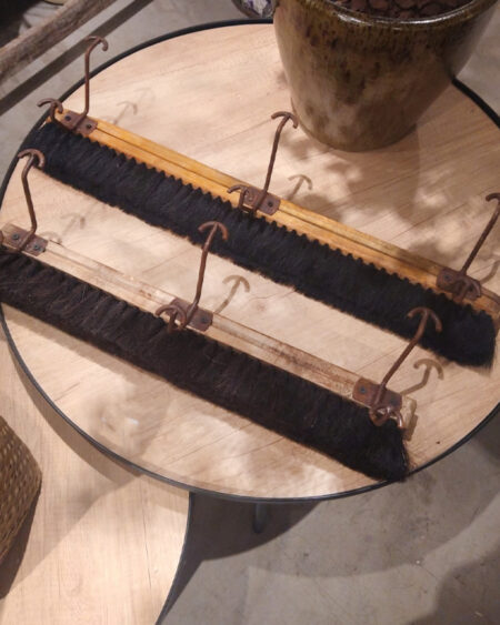 Cepillo de madera con perchero