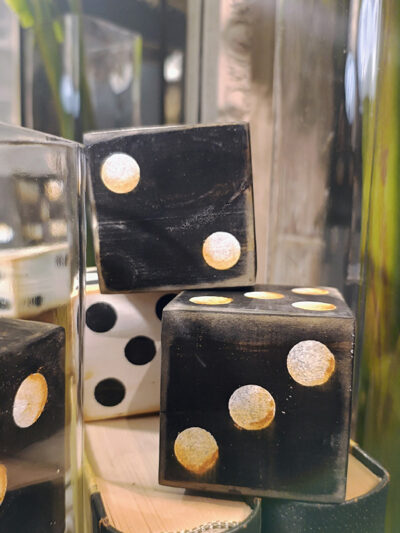 Dado de madera chico negro