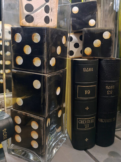 Dado de madera grande negro