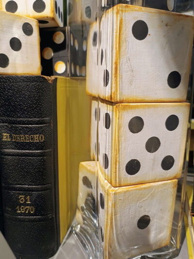 Dado de madera grande blanco