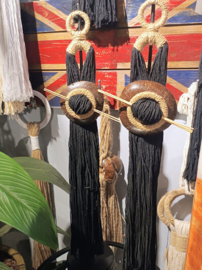 Totem negro bambu grande con palitos