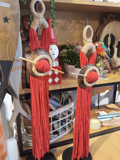 Totem rojo bambu grande con palitos