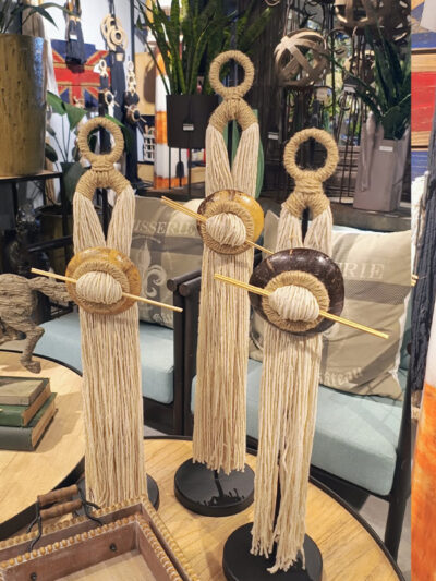 Totem beige bambu mediano con palitos