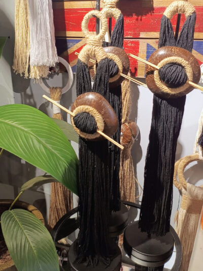 Totem negro bambu mediano con palitos