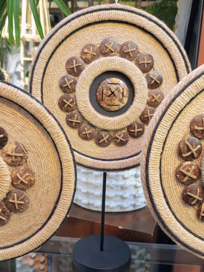 Totem redondo grande beige con botones