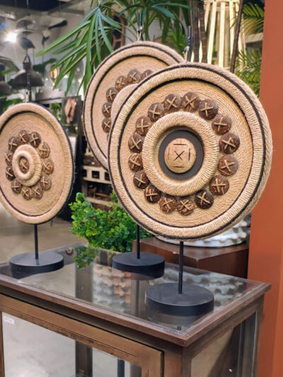 Totem redondo mediano beige con botones