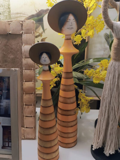 Dama con sombrero grande amarilla rayada