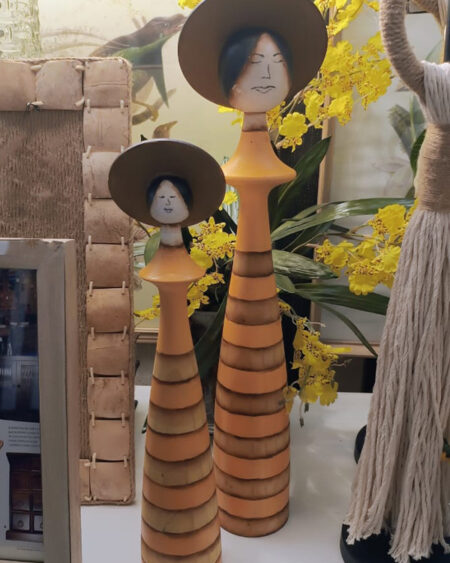 Dama con sombrero grande amarilla rayada