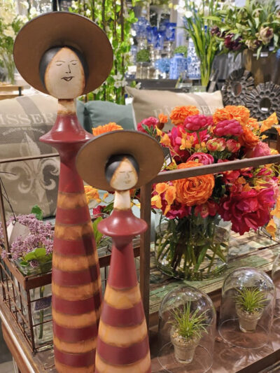 Dama con sombrero grande roja rayada