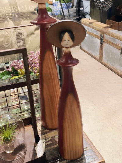 Dama con sombrero chico roja