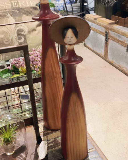 Dama con sombrero chico roja
