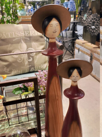 Dama con sombrero grande roja