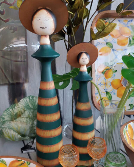 Dama con sombrero grande verde rayado