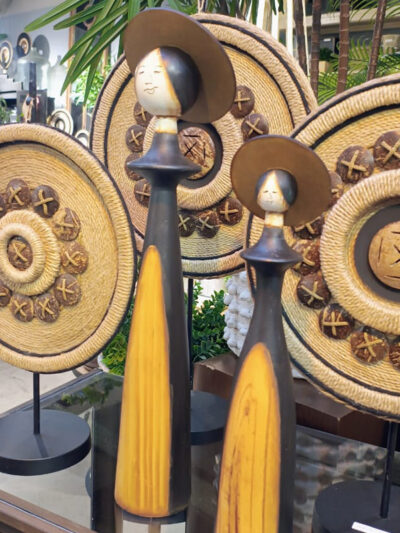 Dama con sombrero grande negra