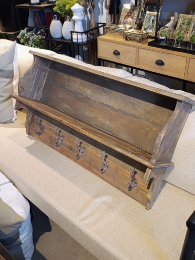 Perchero de pared con repisa