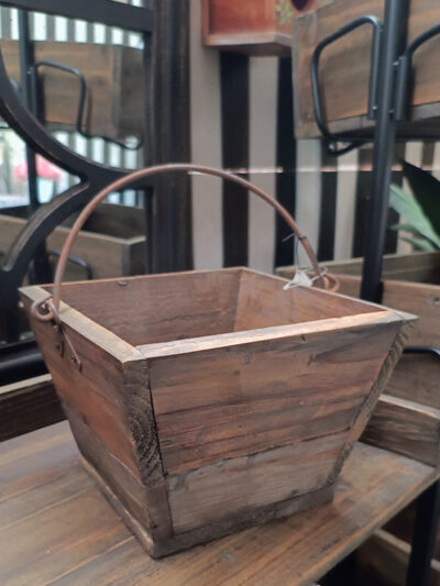 Canasto cuadrado de madera