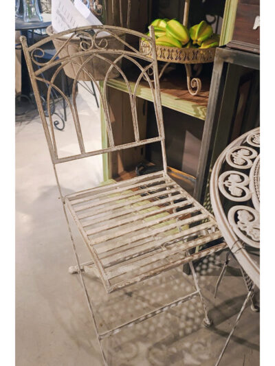 Silla de hierro blanca