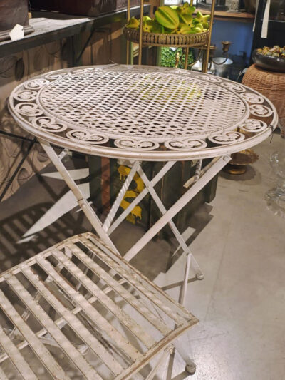 Mesa de hierro blanca