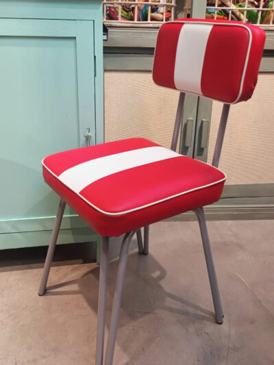 Silla roja y blanca