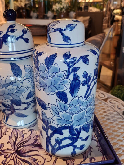 Jarron redondo azul, motivo magnolias