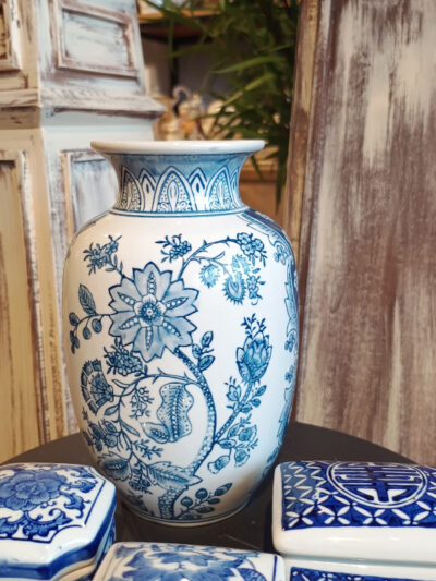 Florero bajo cerezos