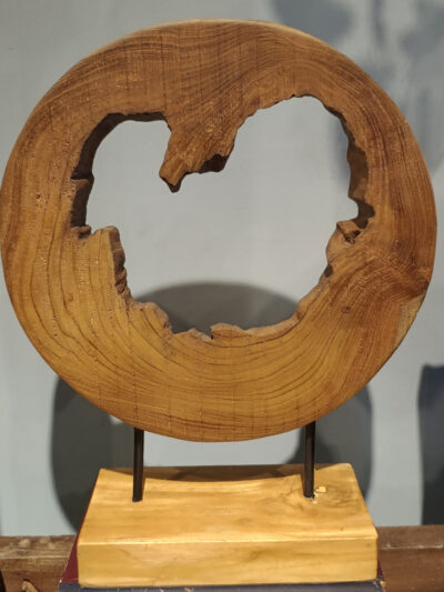 Escultura de madera redonda grande