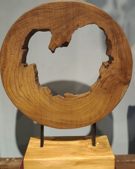 Escultura de madera redonda grande