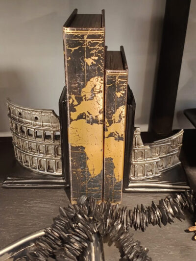 Apoya libros Coliseo