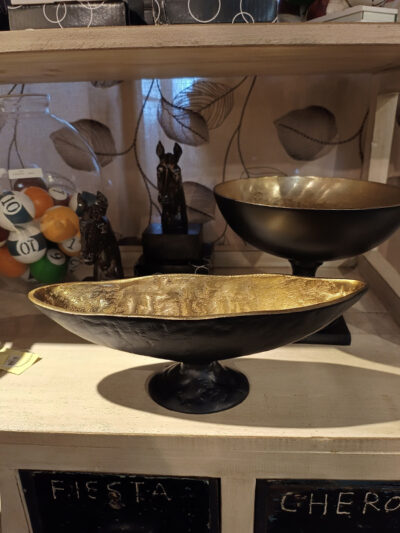 Frutera ovalada con pie negra y dorada