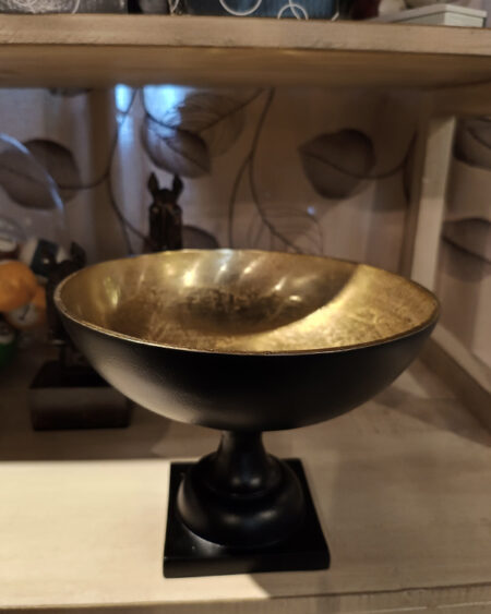 Copa negra y dorada