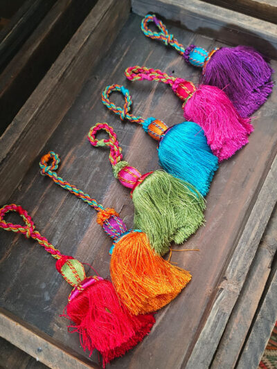 Borlas multicolor x unidad surtidas (hilo trensado)