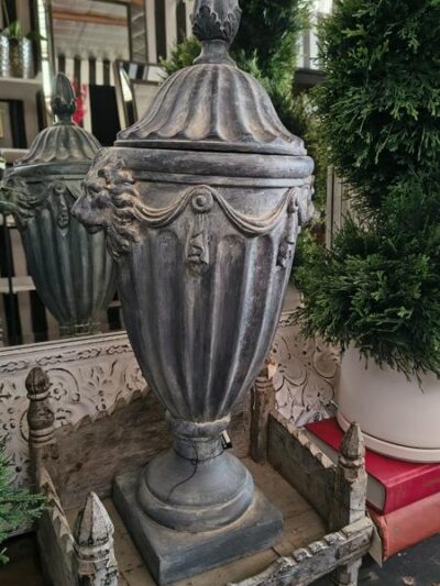 Urna de resina con tapa