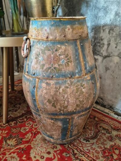 Bote de hierro pintado