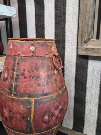Bote de hierro pintado rojo