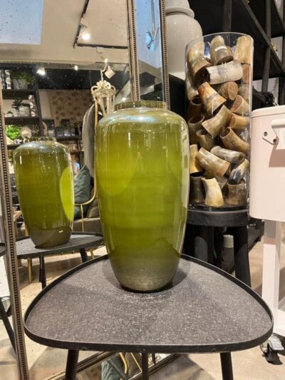 Florero verde de vidrio alto