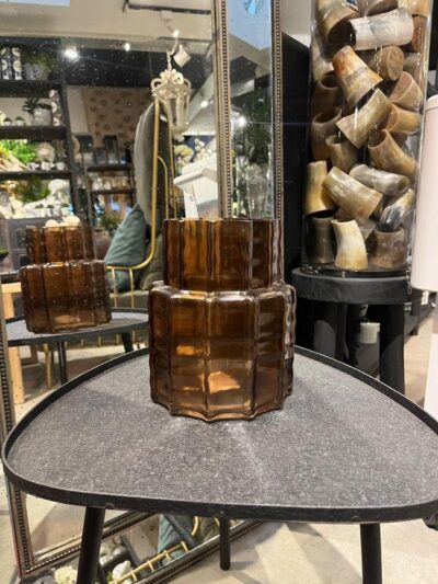 Florero marrón bajo