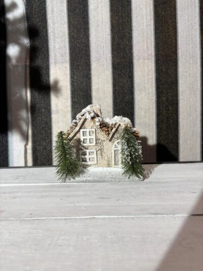 Casa navideña con pinos