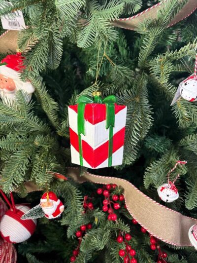 Colgante paquete de regalo rojo y blanco