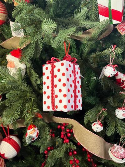 Caja de regalos blanca con lunares rojos