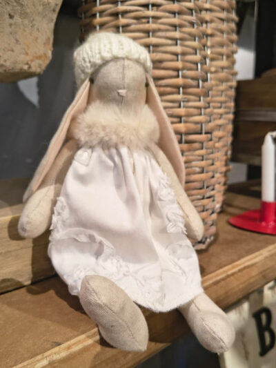 Coneja de trapo con gorrito